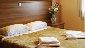 Trang trí khác biệt, trang bị nội thất với thiết kế riêng biệt, bàn