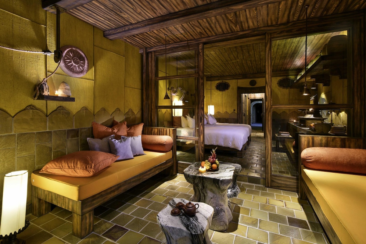 Peralatan tempat tidur premium, bar mini, peti besi dalam bilik, meja 