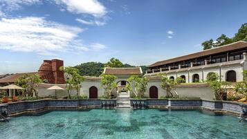 Piscine extérieure (ouverte en saison), parasols de plage