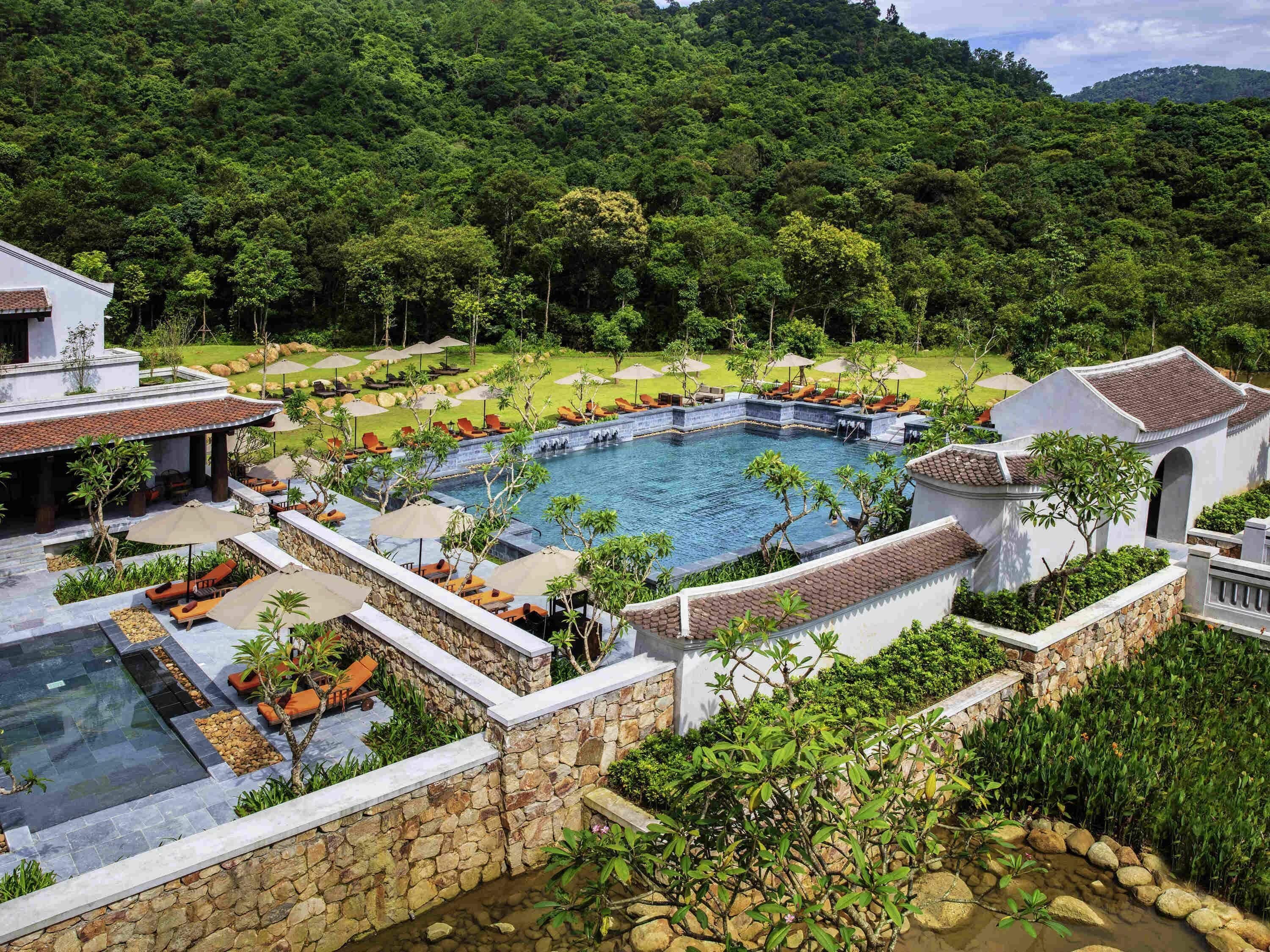 Deluxe-Zimmer, 1 King-Bett, Poolblick | Hochwertige Bettwaren, Minibar, Zimmersafe, Schreibtisch