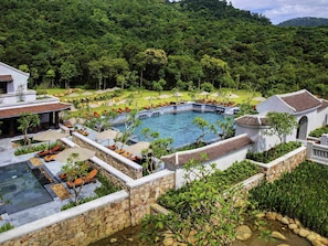 Deluxe Room, 1 King Bed, Pool View | Premium bedding, minibar, in-room safe, desk