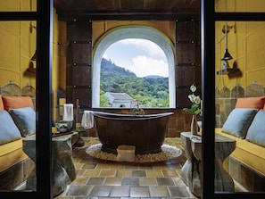 Suíte júnior, 1 cama King, vista para a piscina (Legacy Privileges) | Roupas de cama premium, frigobar, cofres nos quartos, escrivaninha