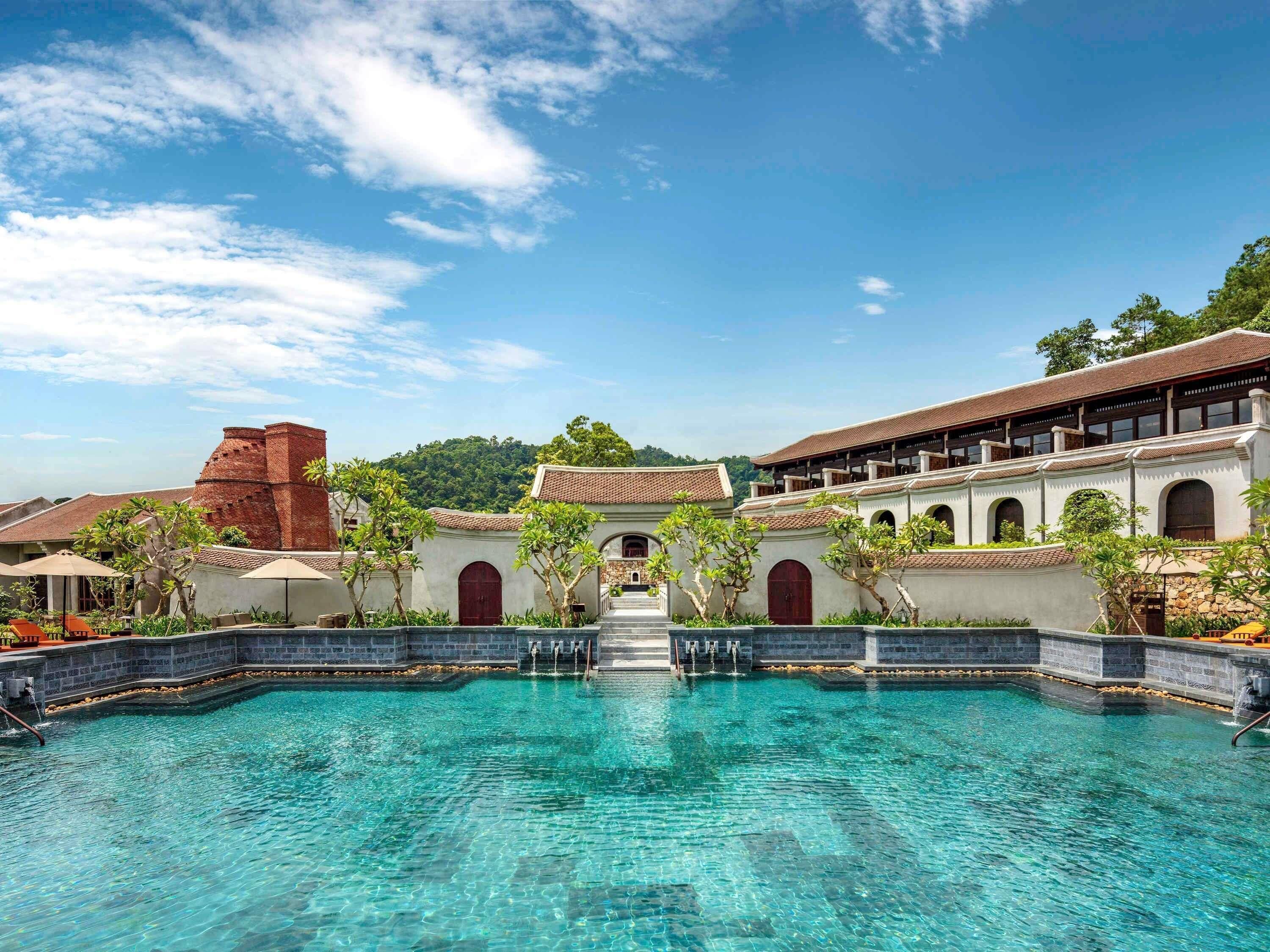 حمّام سباحة خارجي موسمي، مظلات على حمّام السباحة، مقاعد للتشمس