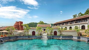 季节性开放的室外游泳池,06:00 至 18:00 开放,池畔遮阳伞,日光浴躺椅