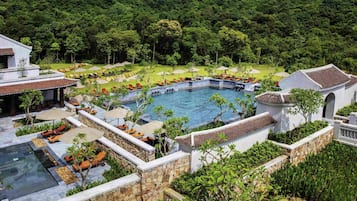 Deluxe Room, 1 King Bed, Pool View