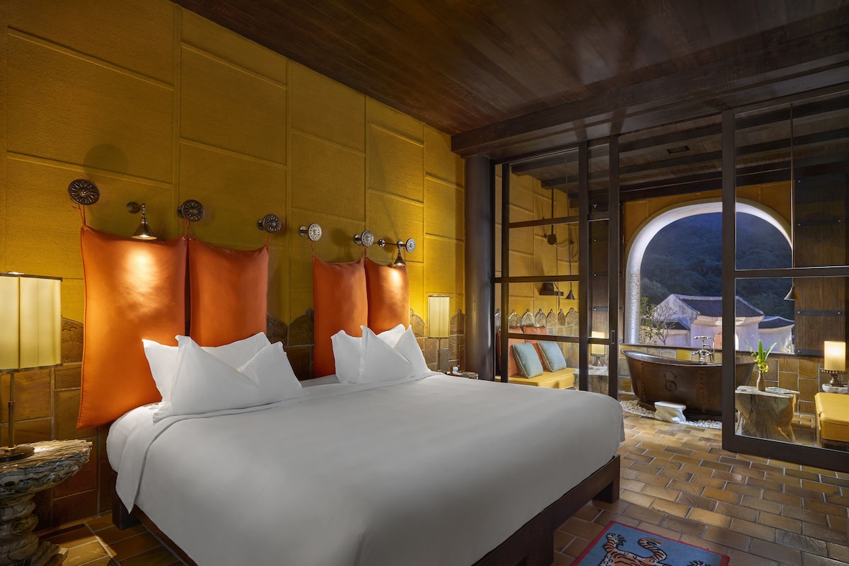 Junior Suite, 1 Katil Raja (King), Pool View (Legacy Privileges) | Peralatan tempat tidur premium, bar mini, peti besi dalam bilik, meja 