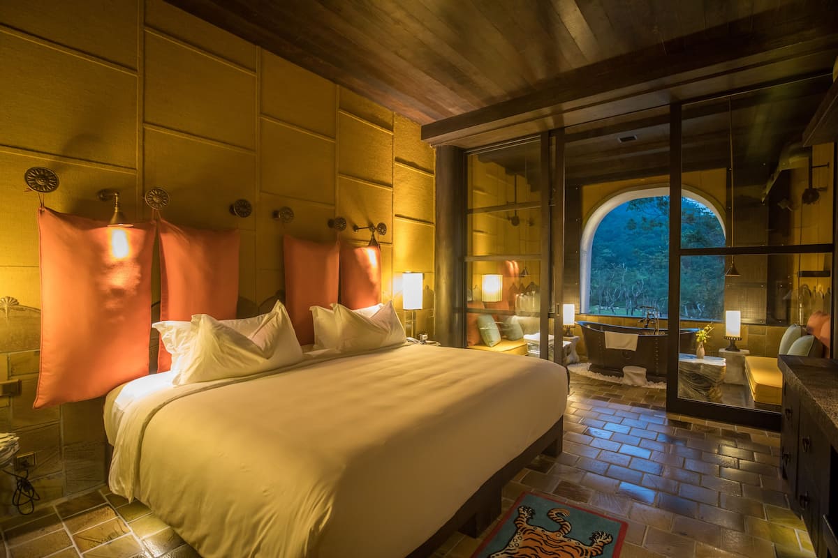 Suite junior, 1 cama King size (Forest View. Legacy Prvileges) | Ropa de cama de alta calidad y minibar