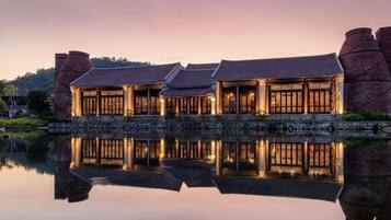 Couples treatment rooms, sauna, steam room, body treatments