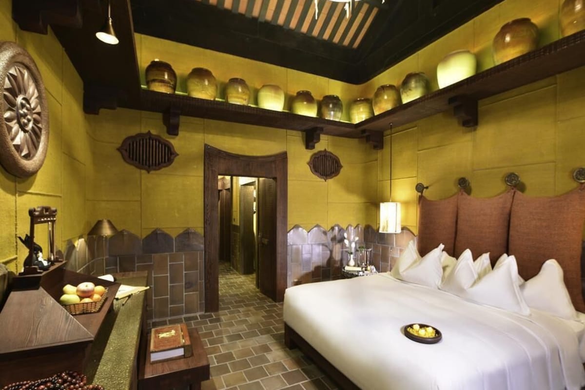 Deluxe Room, 1 Katil Raja (King) (Village View) | Peralatan tempat tidur premium, bar mini, peti besi dalam bilik, meja 