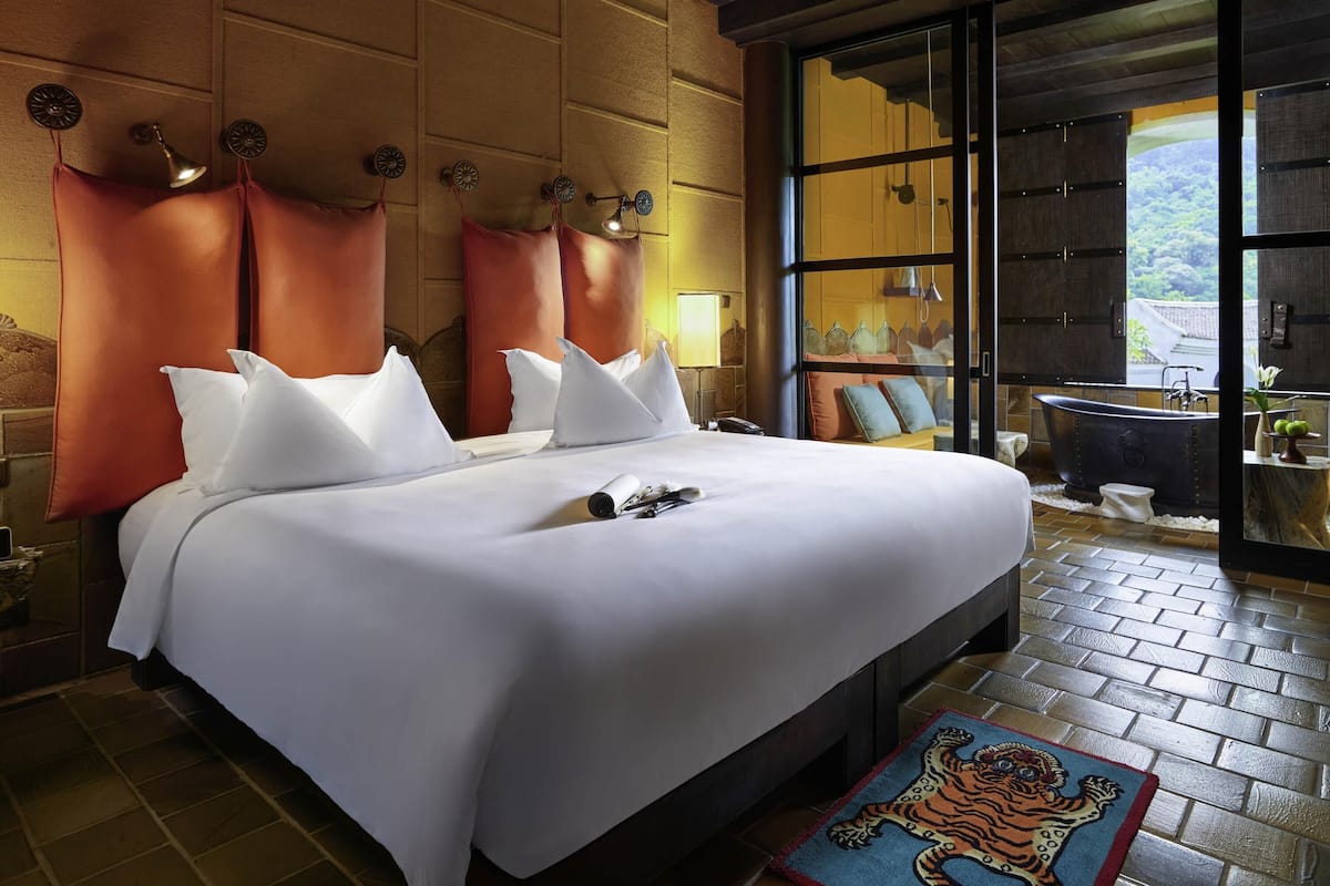 Peralatan tempat tidur premium, bar mini, peti besi dalam bilik, meja