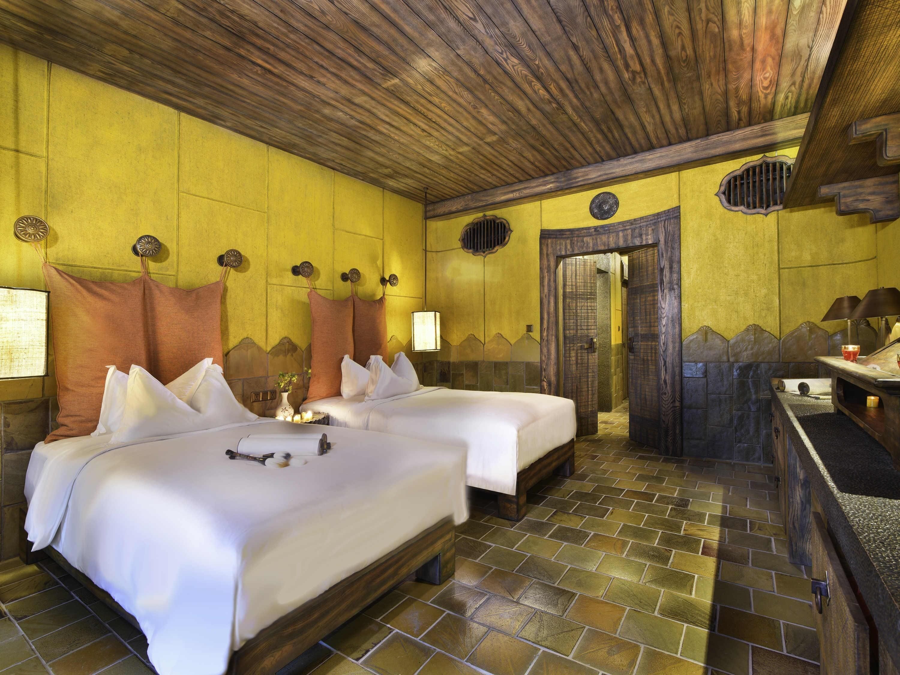 Sengetøy av topp kvalitet, minibar, safe på rommet og skrivebord