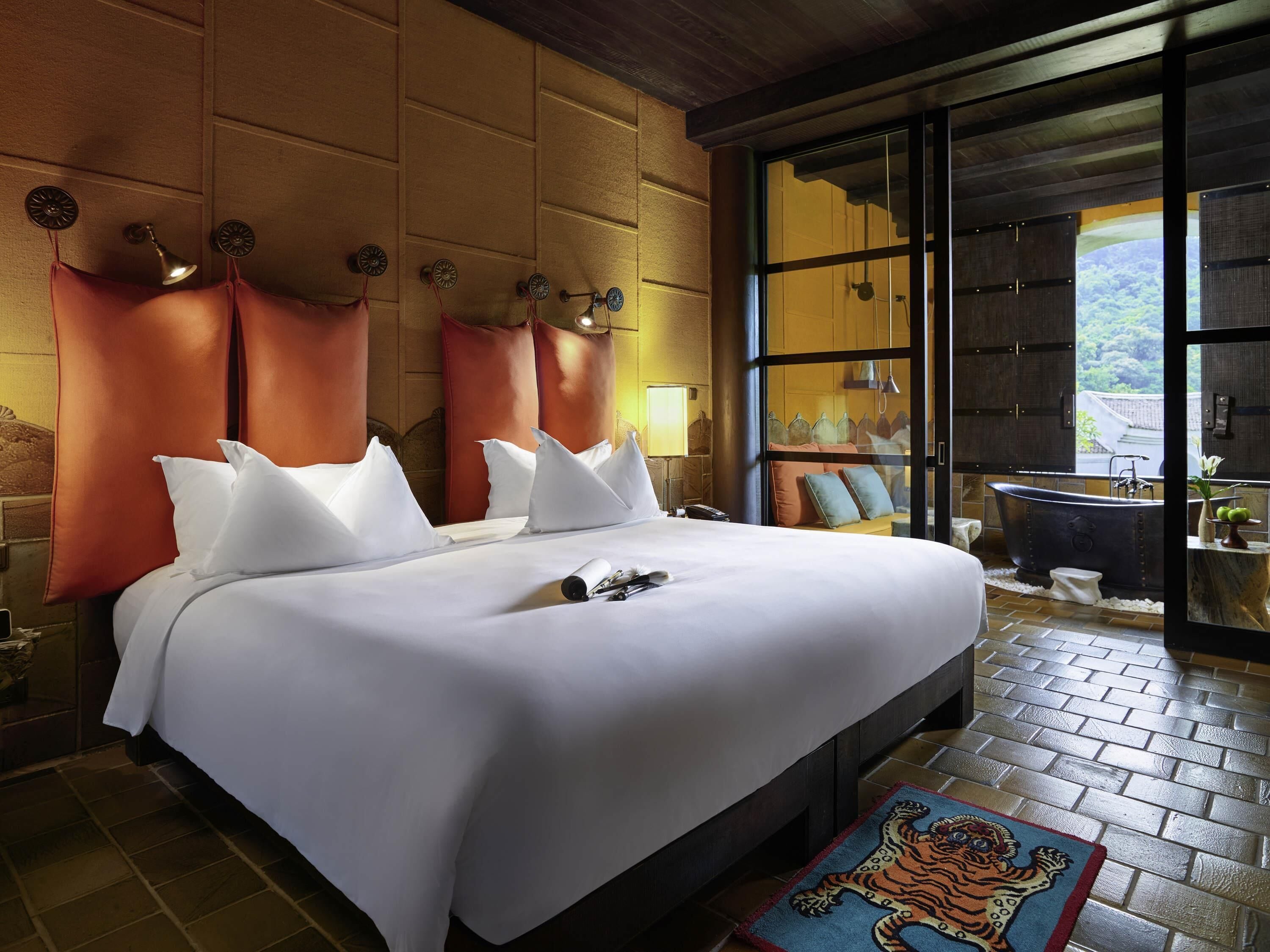 Bộ đồ giường cao cấp, minibar, két bảo mật tại phòng, bàn 