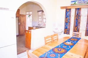 Free daily continental breakfast - Kilihomebase & Campsite - Hostel (Moshi)