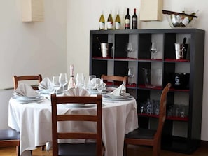 Petit déjeuner, déjeuner et dîner servis sur place