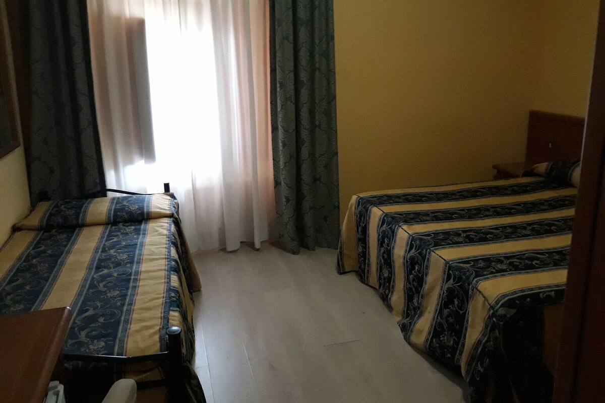 Minibar, una scrivania, Wi-Fi gratuito, lenzuola