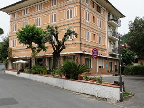 A multi-story building with a cafe named "Alberto Rosa" on the ground floor. - Hotel Casa Rossa (Montecatini Terme)