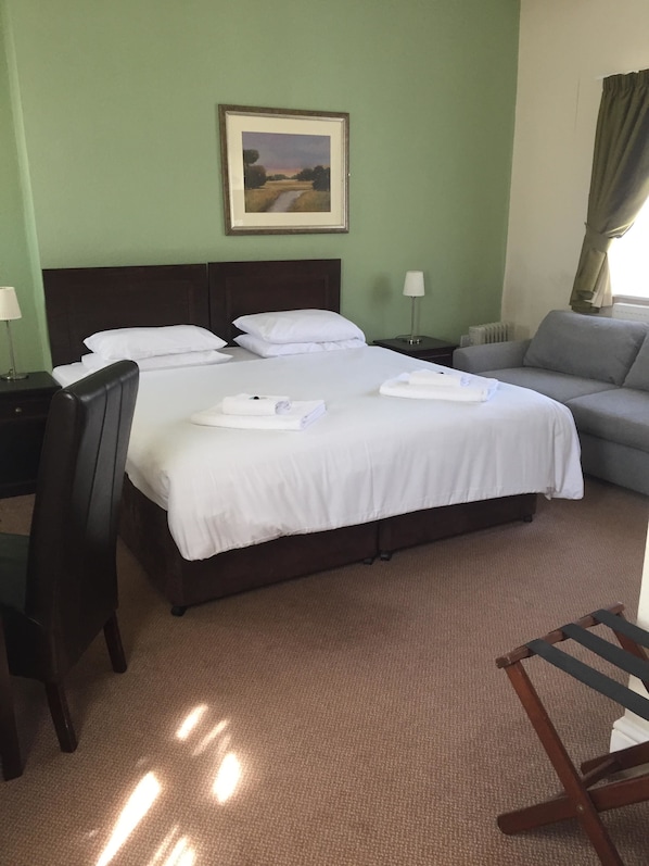 غرفة مزدوجة بتجهيزات أساسية | مكتب وواي فاي وملاءات أسرّة