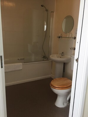 Free toiletries, towels - The George Inn (Barton-upon-Humber)