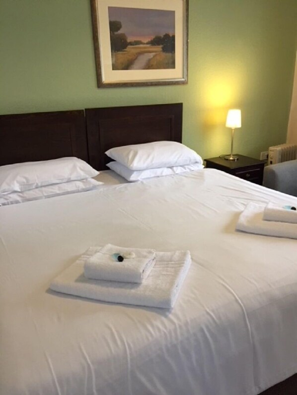 مكتب وواي فاي وملاءات أسرّة