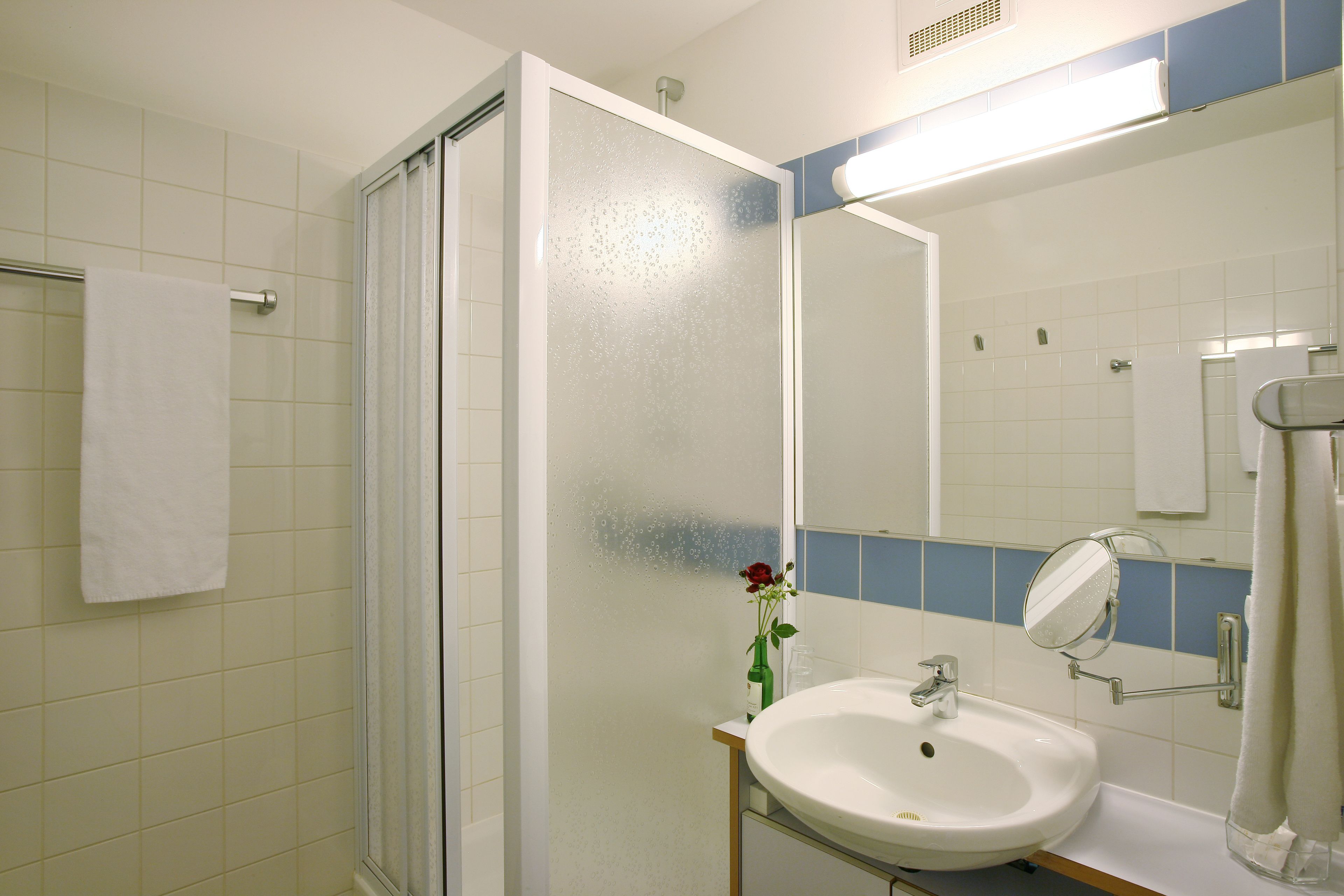 shower, rainfall showerhead, free toiletries, hair dryer