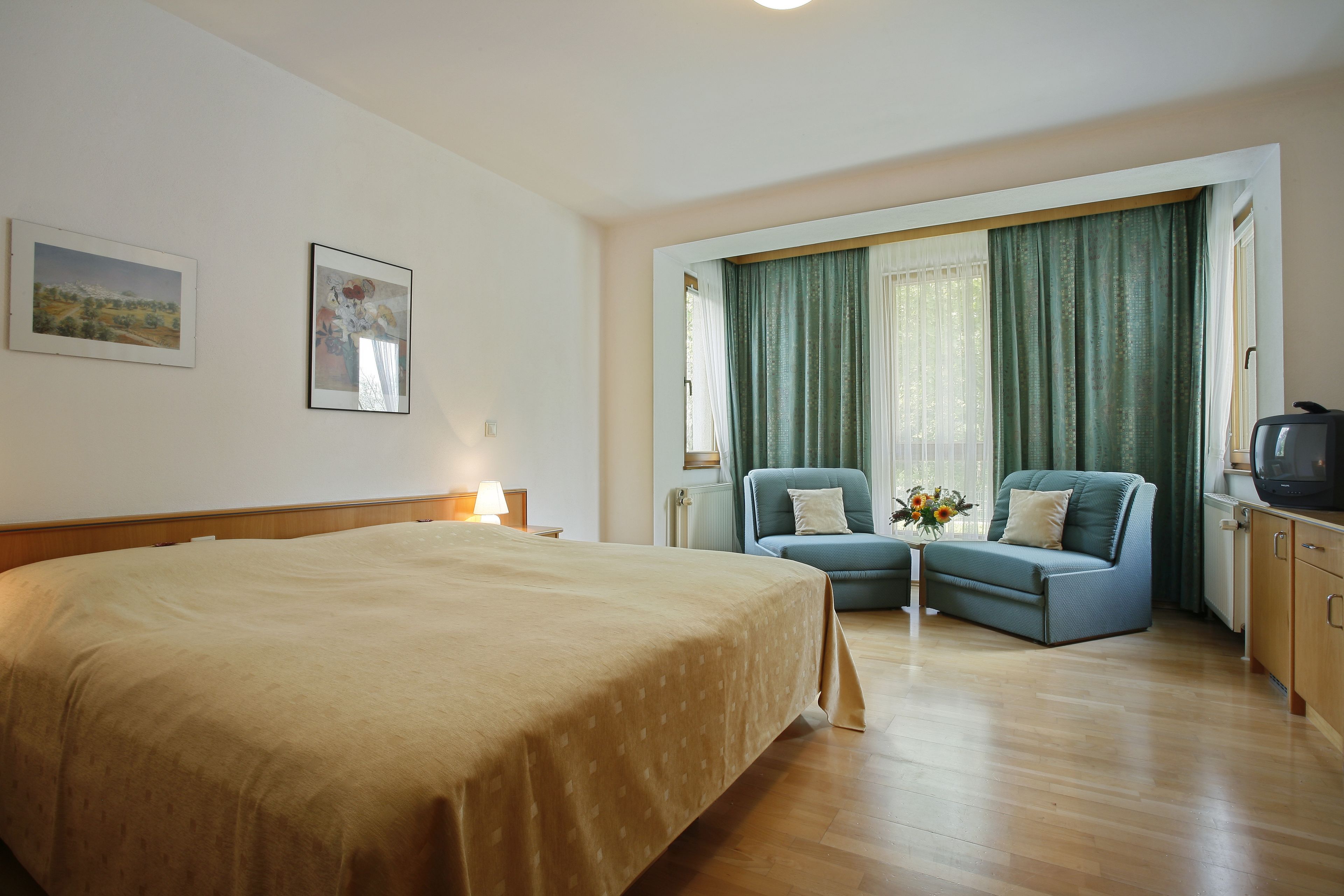 double or twin room | minibar, desk, cots/infant beds, rollaway beds