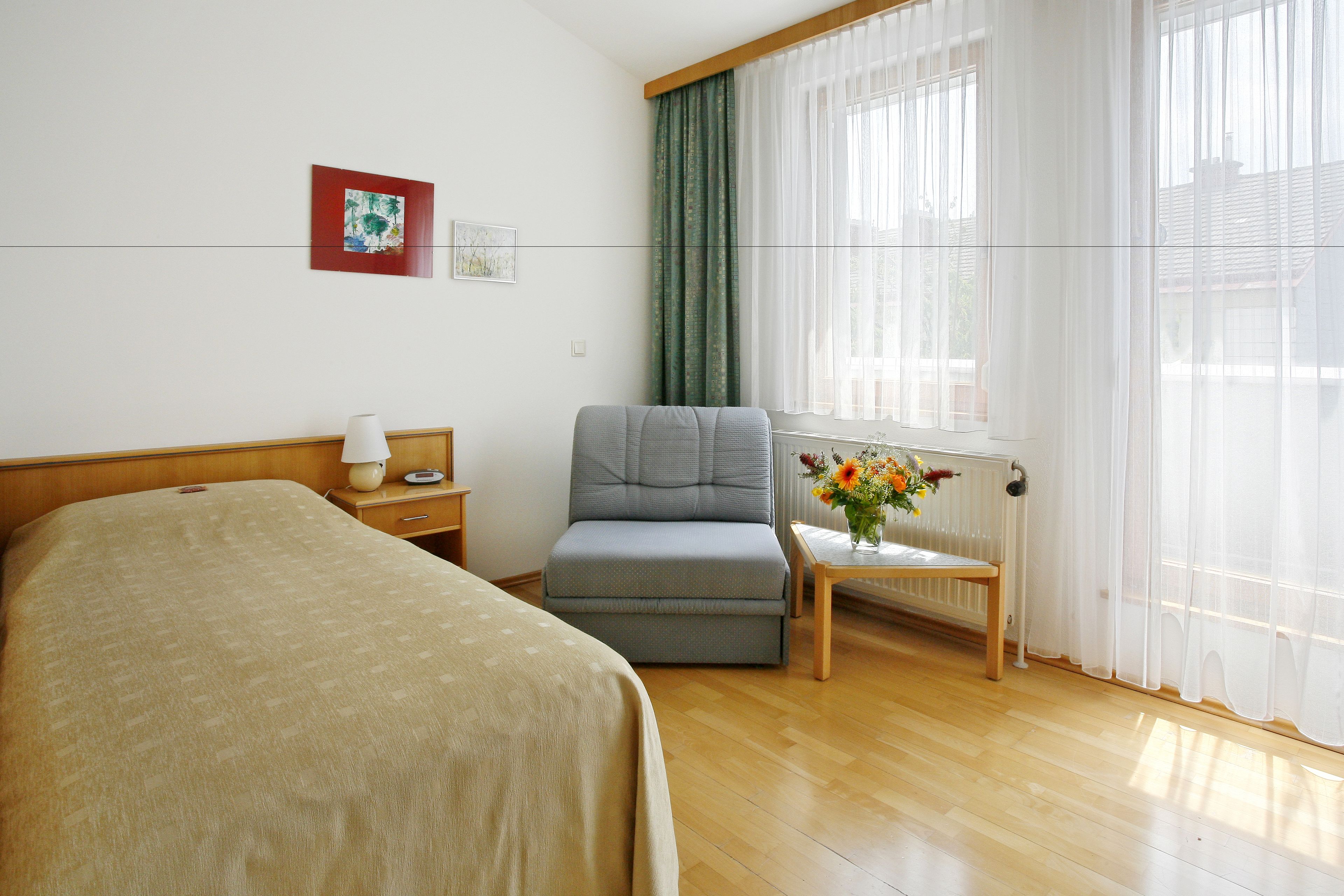 single room | minibar, desk, cots/infant beds, rollaway beds