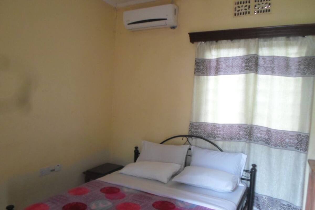 Classic Double Room, Garden View | 1 bilik tidur, peralatan tempat tidur premium, meja, Wi-fi percuma 