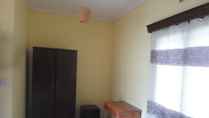 Classic Double Room, Garden View | Living area - Tarn Hut Resort (Moshi)