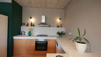 Condo Confort, 1 cama Queen size, vista a la ciudad | Cocina privada | Periquera