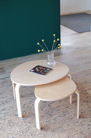 Comfort-Apartment, 1 Queen-Bett, Stadtblick | Wohnbereich | LCD-Fernseher