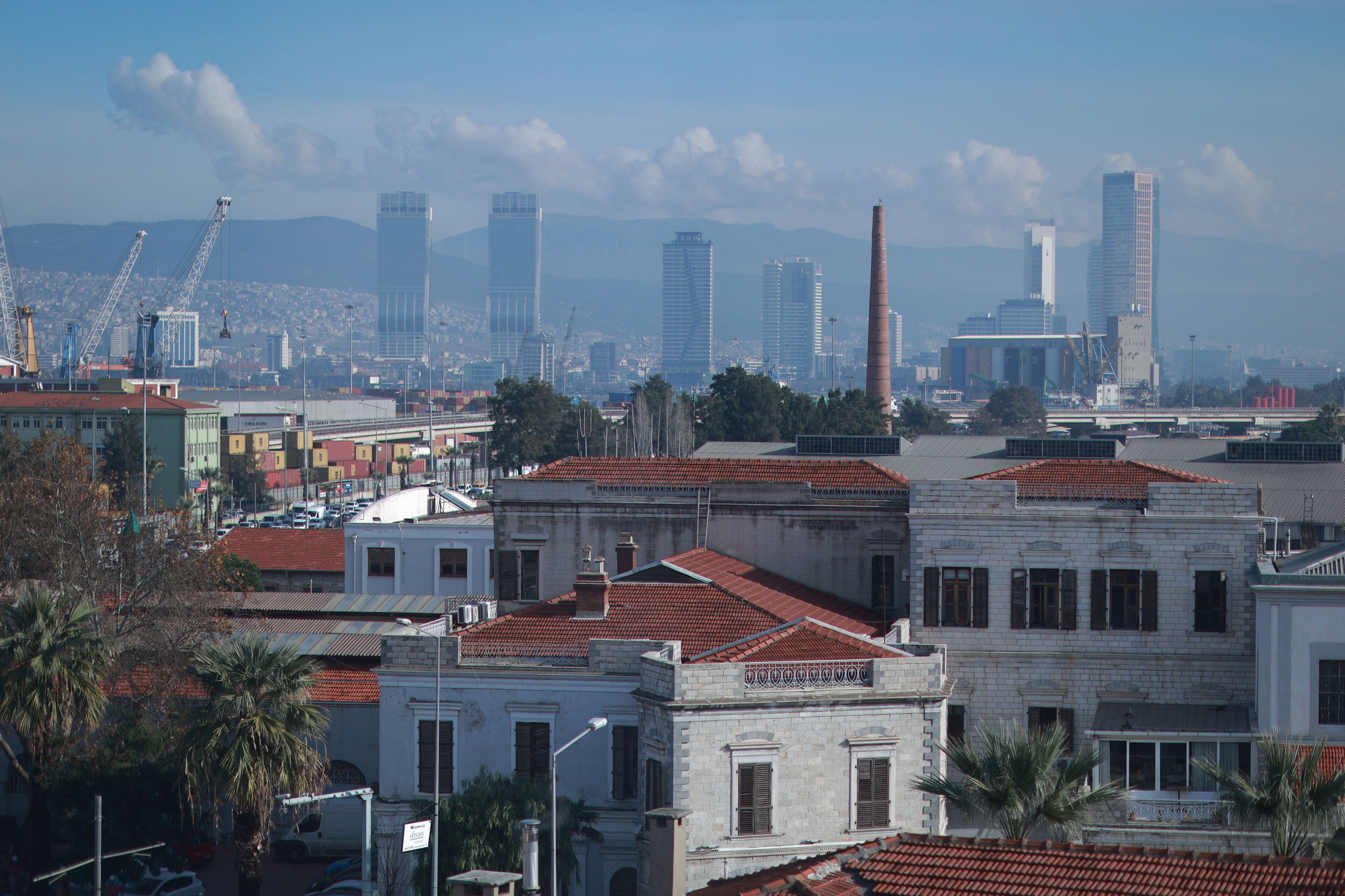 Un paisaje urbano con edificios históricos y rascacielos modernos, que presenta una mezcla de estilos arquitectónicos.