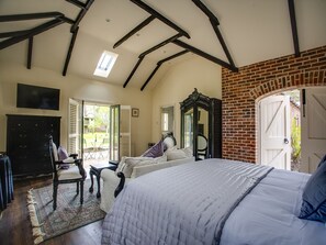 Individually decorated, individually furnished, iron/ironing board - Clonganny House (Cahore)