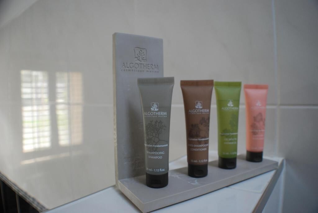Presentación de cuatro productos para el cuidado del cabello Algothem en varios colores.