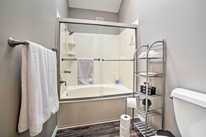 Gratis toiletartikelen, een haardroger, handdoeken