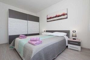 3 bedrooms, iron/ironing board, free WiFi, bed sheets