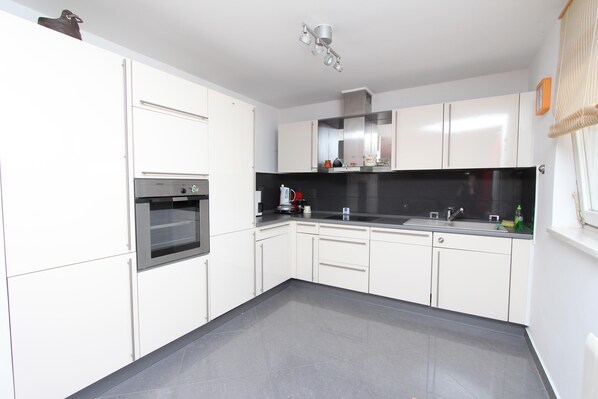 Frigorifero, microonde, forno, piano cottura