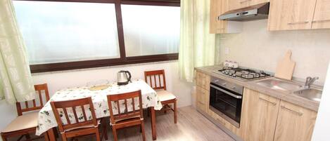 Fridge, oven, stovetop, coffee/tea maker