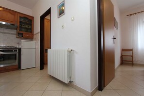 Fridge, oven, stovetop, coffee/tea maker