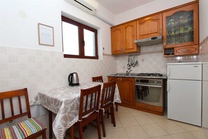 Frigorífico, horno, placa de cocina y cafetera o tetera