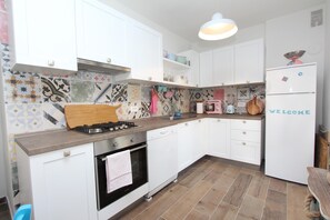 Kühlschrank, Ofen, Geschirrspüler, Wasserkocher mit Kaffee-/Teezubehör