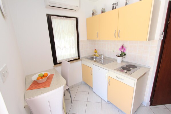 Kühlschrank, Herdplatte, Wasserkocher mit Kaffee-/Teezubehör