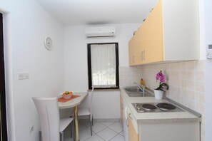 Kühlschrank, Herdplatte, Wasserkocher mit Kaffee-/Teezubehör