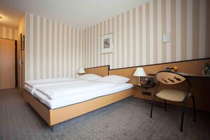 In-room safe, desk, cribs/infant beds, rollaway beds - PP Hotel Grefrather Hof (Grefrath)