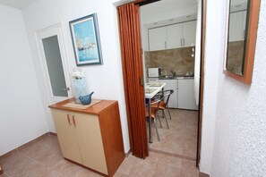 Kühlschrank, Mikrowelle, Wasserkocher mit Kaffee-/Teezubehör, Toaster