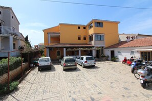 المنطقة المحيطة بالمنشأة