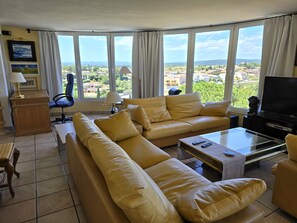 TV, DVD player, stereo - Tower with Pool Near the Beach. Costa Brava. (L' Escala)