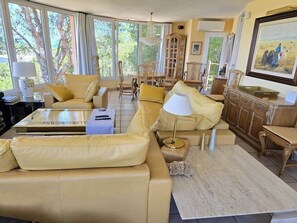 Télévision, lecteur de DVD, chaîne hi-fi