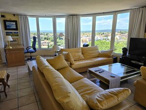 Télévision, lecteur de DVD, chaîne hi-fi