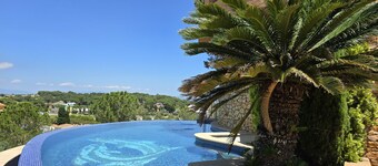 Torni uima-altaalla, höylä, WiFi, lähellä rantaa. COSTA BRAVA.