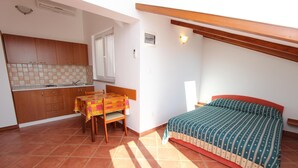1 bedroom, iron/ironing board, WiFi (free), bed sheets - ELIDA Studio Apartment (Rovinj)